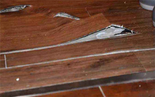 地板砖翘起来了怎么回事儿(地板砖翘起来了怎么回事儿图片)