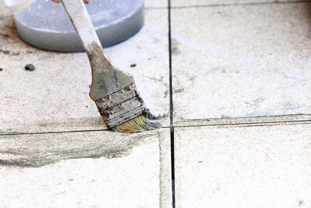 墙砖翘起压不下去(瓷砖翘起来压不下去) 墙砖翘起压不下去(瓷砖翘起来压不下去)