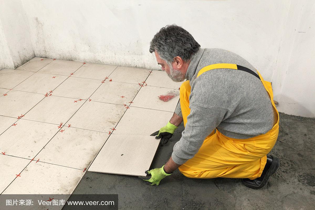 找铺瓷砖工人(找铺瓷砖工人工资多少)